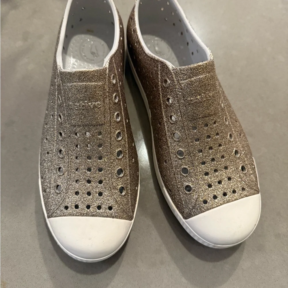 NATIVE Jefferson Bling Slip On l Glittery Silver Water EVA shoes J3 - Picture 3 of 9